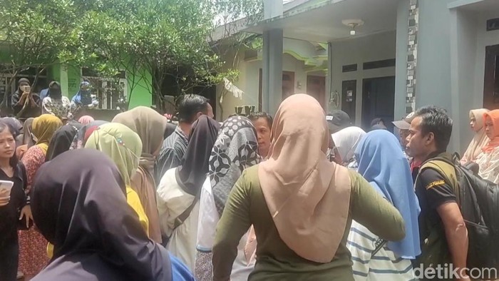 Aksi emak-emak yang mengaku menjadi korban penipuan investasi bodong melalui aplikasi online di Pemalang. Foto diunggah Selasa (19/11/2024).