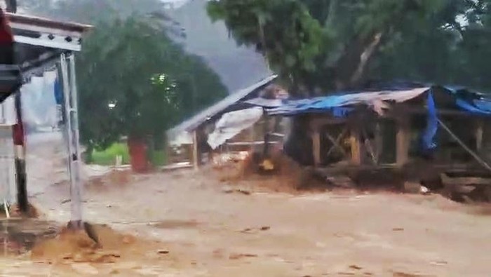 Aliran air Sungai Cigeuntis meluap.