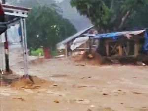 Air Sungai Cigeuntis Karawang Meluap, Rusak Sejumlah Warung