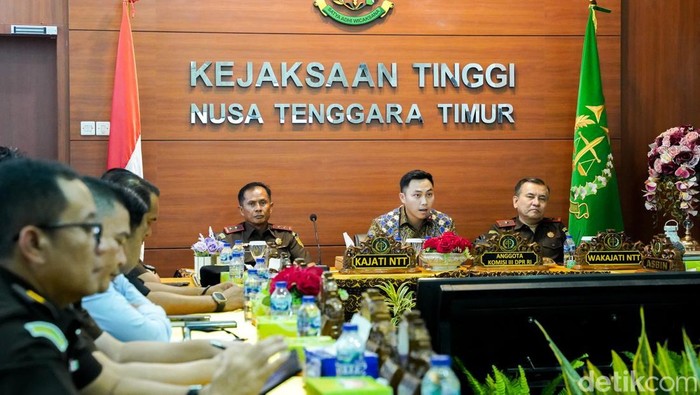 Anggota Komisi III DPR RI Stevano Rizki Adranacus melakukan kunjungan kerja ke Kejati NTT, Selasa (19/11/2024).