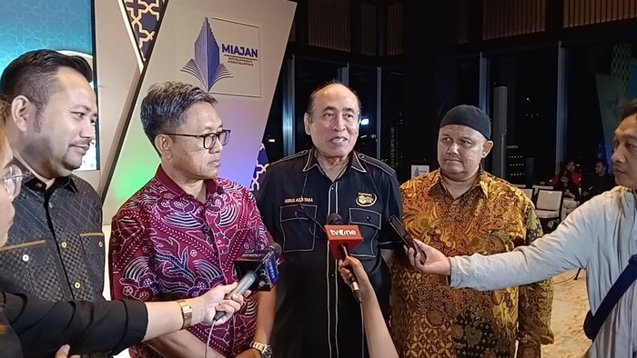 Dari kiri ke kanan: Wawan Suhada ( Bersathu), Awaluddin Wahab (Ketum Asphirasi), Asrul Aziz Taba (Kesthuri)