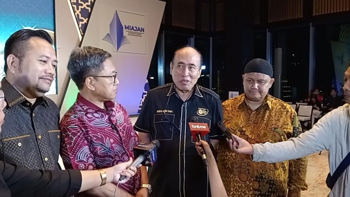Dari kiri ke kanan: Wawan Suhada ( Bersathu), Awaluddin Wahab (Ketum Asphirasi), Asrul Aziz Taba (Kesthuri)
