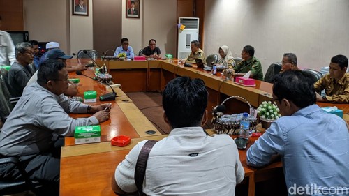 Asosiasi Pengusaha Tambang Pasir atau galian C di Kecamatan Labuhan Haji, Lombok Timur, mengadu ke DPRD NTB, Selasa sore (19/11/2024).