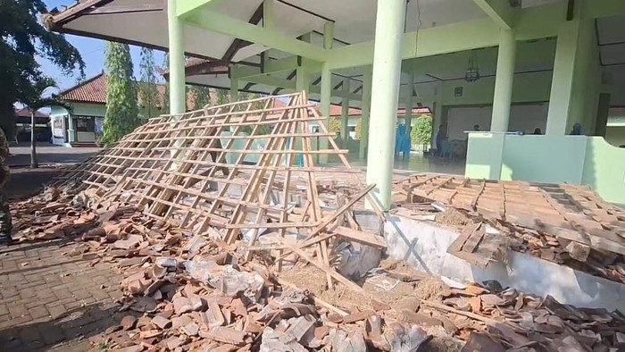 Atap kantor kecamatan di Magetan ambruk