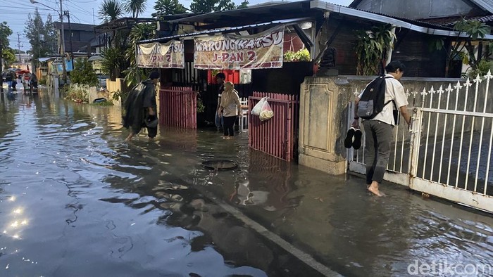 Banjir melanda Kelurahan Pendrikan Kidul, Kecamatan Semarang Tengah, Selasa (19/11/2024)