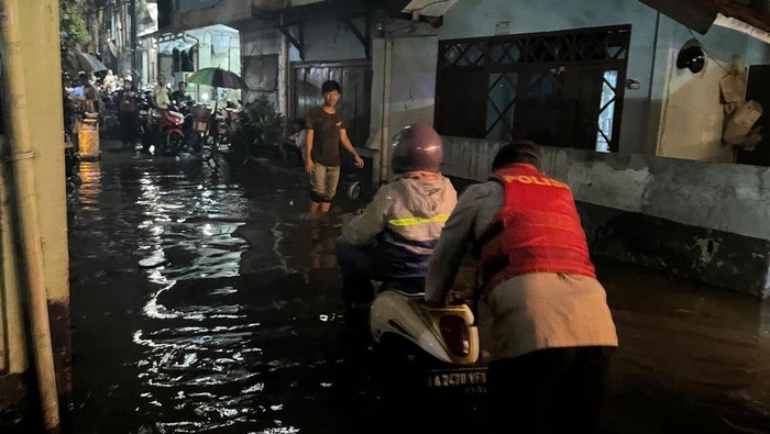 Banjir menggenang pemukiman warga di kawasan Petogogan, Kebayoran Baru, Jakarta Selatan (Jaksel). Ketinggian air mencapai 20-40 cm. (dok Istimewa)