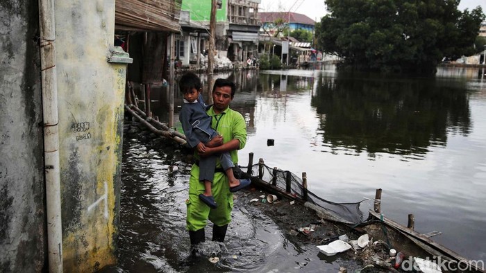Banjir rob sempat merendam permukiman di kawasan Marunda Pulo, Cilincing, Jakarta Utara, Kamis (19/11/2024). Namun, banjir rob sudah mulai surut sejak tadi sore.
