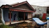 Warga mulai membersihkan rumah yang sebelumnya terendam banjir rob.  