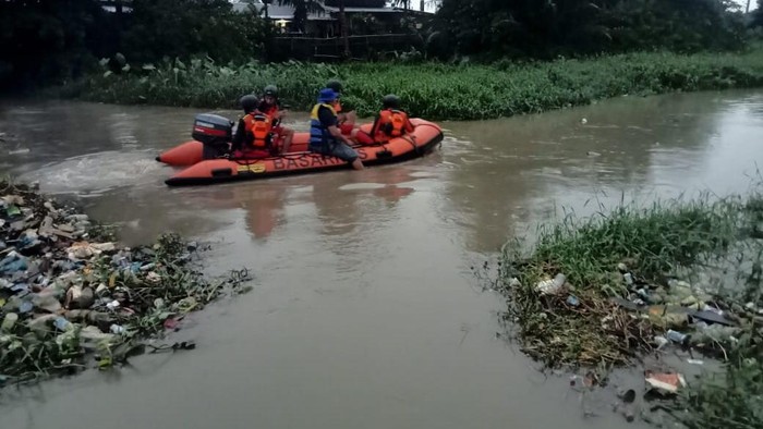 Basarnas Sumsel melakukan pencarian korban hilang.