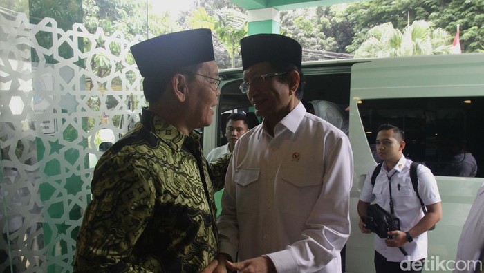 Menteri Agama Nasaruddin Umar bertemu dengan pimpinan MUI, di kantor MUI Pusat, Jl Proklamasi, Jakarta, Selasa (19/11/2024). Begini suasananya.