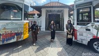 Mengelilingi Yogyakarta dengan naik bus secara gratis bisa traveler coba di libur Natal dan Tahun Baru (Nataru). Traveler akan benar-benar merasakan pengalaman yang istimewa saat naik bus Jogja Heritage Track (JHT). (Amalia/detikTravel)