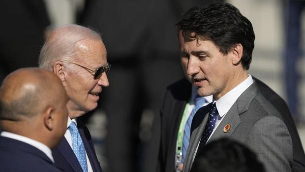 Biden dan Trudeau tiba di lokasi saat foto bersama sudah dilakukan oleh para pemimpin dunia lainnya yang menghadiri KTT G20 di Rio de Janeiro, Brasil. (AP Photo/Eraldo Peres)