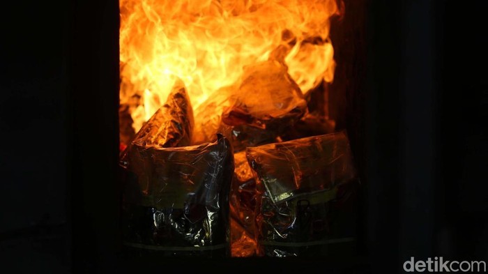 Badan Narkotika Nasional Republik Indonesia (BNN RI) memusnahkan 20,2 kilogram narkotika jenis sabu. Barang haram tersebut dibakar.