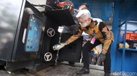 Sekretaris Utama Badan Narkotika Nasional (BNN) Tantan Sulistyana bersiap memusnahkan barang bukti narkotika di Jakarta, Selasa (19/11/2024).  