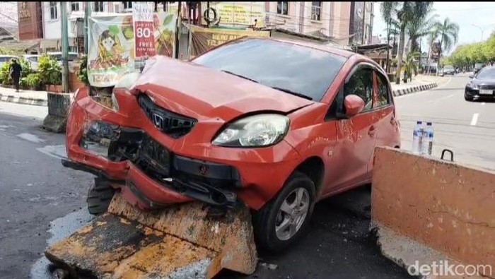 Brio dikendarai emak-emak tabrak pembatas jalan di Palembang