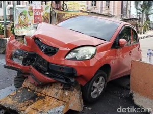 Diduga Ngantuk, Brio Dikendarai Emak-emak Hantam Pembatas Jalan di Palembang