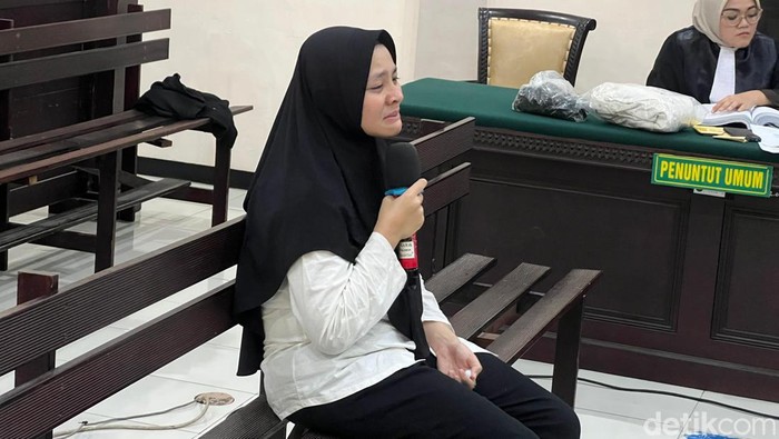 Briptu Dila saat menjalani persidangan