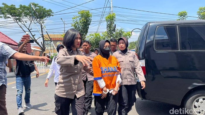 Briptu Dila sebelum menjalani sidang
