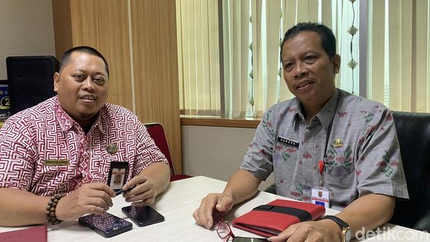 Kepala Seksi Atraksi Budaya Dinas Kebudayaan dan Pariwisata (Disbudpar) Kota Semarang, Sarosa dan Kepala Seksi Sejarah dan Cagar Budaya Disbudpar Kota Semarang Haryadi di Kantor Disbudpar Kota Semarang, Selasa (19/11/2024).