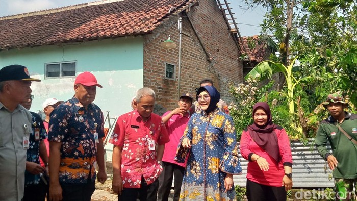 Bupati Klaten Sri Mulyani cek kondisi warga terdampak lisus di Kalikotes, Selasa (19/11/2024).