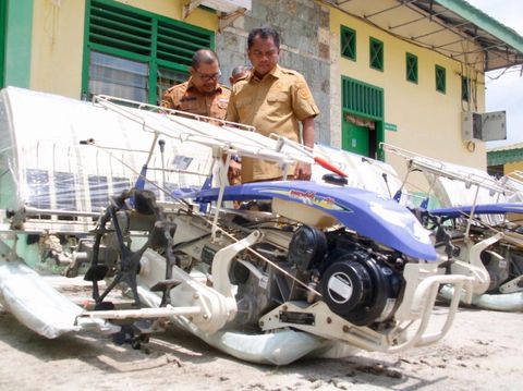 Bupati Sergai Darma Wijaya memberikan bantuan alat pertanian (Dok. Pemkab Sergai)