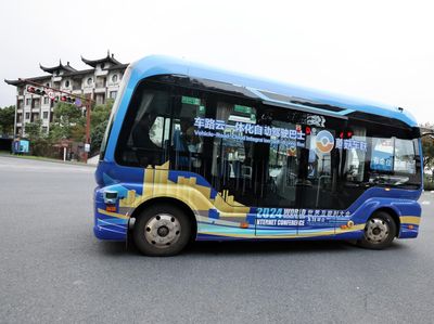Bus Tanpa Sopir Jadi Transportasi Delegasi Konferensi Internet Dunia 2024