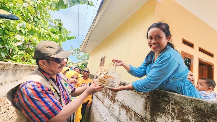 Cabup Sukabumi Asep Japar saat diadang emak-emak.