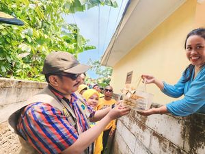Momen Cabup Sukabumi Asep Japar Diadang Emak-emak Penjual Kue