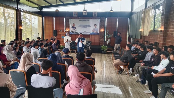 Cabup Sumedang Dony Ahmad Munir saat menerima dukungan dari relawan Doamuda.