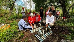 Danny Pomanto Ziarah Makam-Kampanye Pilgub di Kampung Istri di Ponre Bone