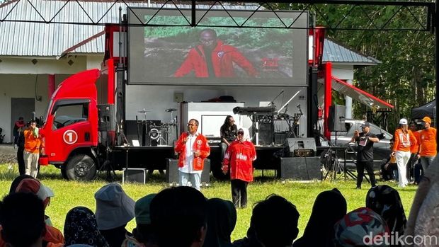 Cagub Sulsel nomor urut 1 Danny Pomanto kampanye di Bone.