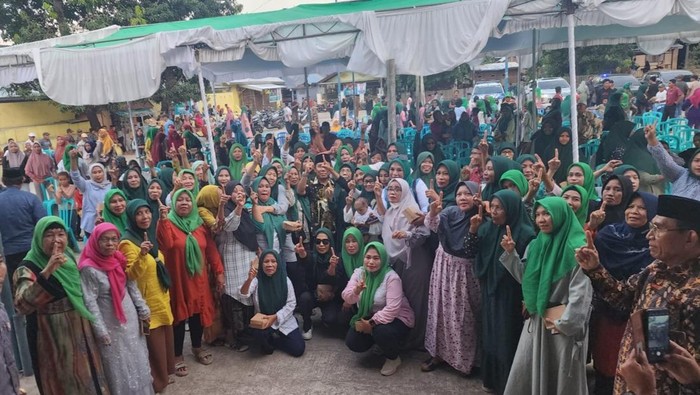 Cawagub NTB nomor urut 1, Musyafirin (Firin), bertemu warga Kecamatan Raba, Kota Bima, NTB, Selasa, (19/11/2024). (Rafiin/detikBali)