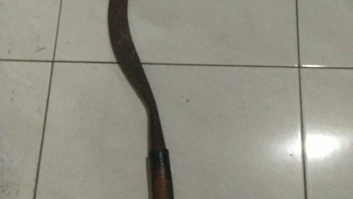 Celurit yang dibawa remaja inisial ASM (17) di Jalan Salakan, Potorono, Banguntapan, Kabupaten Bantul, Selasa (19/11/2024).