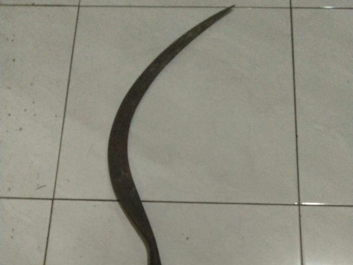Celurit yang dibawa remaja inisial ASM (17) di Jalan Salakan, Potorono, Banguntapan, Kabupaten Bantul, Selasa (19/11/2024).