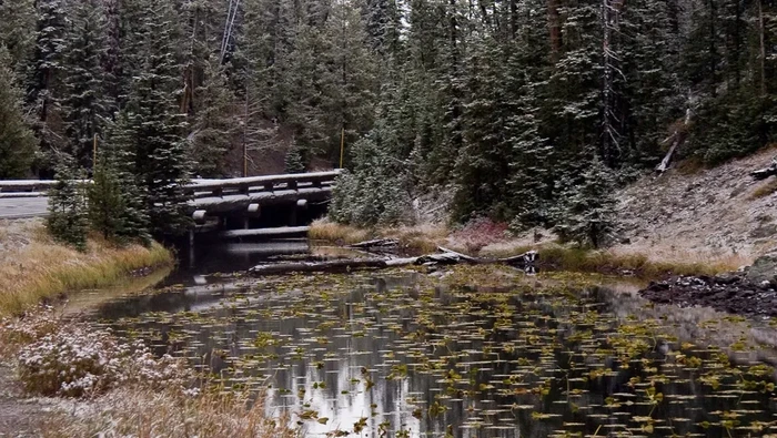 Danau Isa di Yellowstone, adalah danau yang terlihat biasa saja. Namun ada satu kualitasnya yang unik, danau ini merupakan satu-satunya di dunia yang diketahui mengalir ke Samudra Atlantik dan Pasifik.