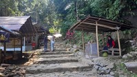 Traveler bisa trekking sejauh 250 meter dari gerbang di desa wisata Mekarbuana. Berada di kaki Gunung Sanggabuana, curug ini memiliki pesona yang menarik banyak pengunjung, terutama bagi mereka yang ingin menikmati kejernihan udara dan suasana yang asri. (Asti Azhari/detikTravel)