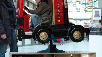 Ketika mainan anak dijalankan ada seorang atlet yang berprestasi mengayuh dan membunyikan klakson Foto: Epidemicfun