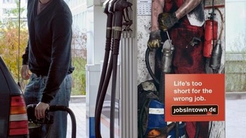 Ada teknisi yang menekan pompa saat kamu mengisi BBM. Foto: Epidemicfun