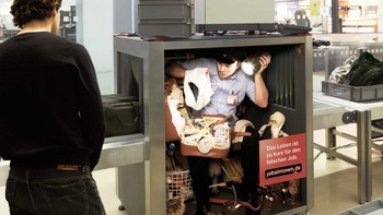 Petugas yang memeriksa isi koper di mesin x ray bandara. Foto: Epidemicfun