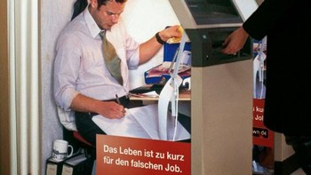 Banyak orang terjebak melakukan pekerjaan yang tidak ia sukai dan tetap melakukannya selama mereka hidup. Menjawab hal itu situs Jobsintown Denmark membuat kampanye. Foto: Epidemicfun