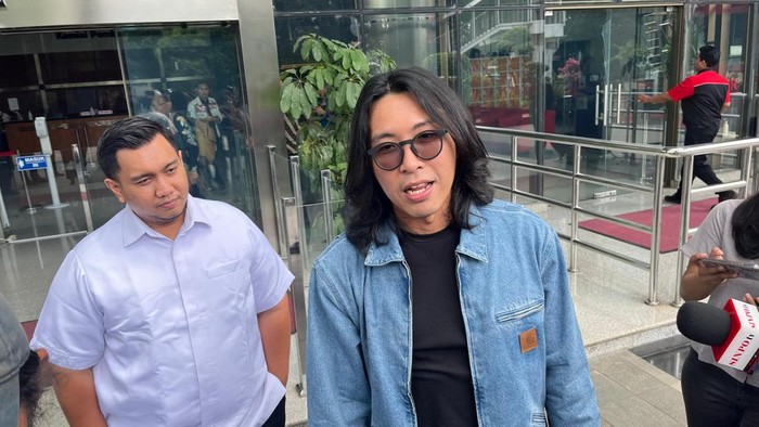 dr Tirta di KPK (jaket biru)-(Rumondang/detikcom)