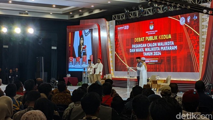 Dua calon walikota dan wakil walikota Mataram Lalu Aria Dharma-Weis Arqurnain dan Mohan Roliskana-Mujiburrahman dalam debat kedua Pilwakot Mataram, Senin (18/11/2024). (Ahmad Viqi/detikBali)