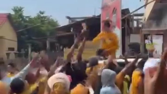 Tangkapan layar Ahmad Dahlan menyebarkan uang saat konvoi kampanye Yandi-Ros di Kecamatan Bolo, Kabupaten Bima. (Tangkapan layar)