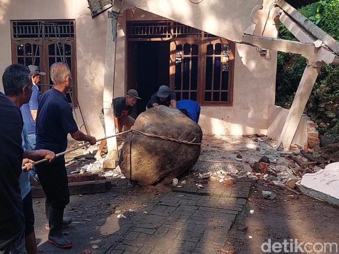 Evakuasi batu dari longsoran yang menimpa rumah warga di Samigaluh, Kabupaten Kulon Progo, DIY, Selasa (19/11/2024).