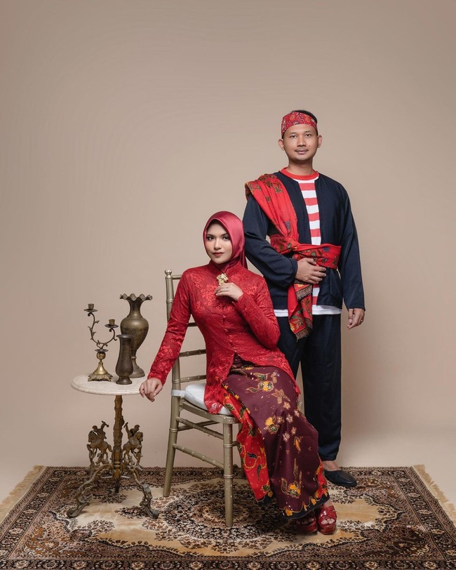 Tanah kelahiran Mafhud MD juga dirayakan pasangan ini. Mereka berpose dengan pakaian adat khas Madura. (Foto: Instagram/zahwanadhira)