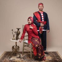 Tanah kelahiran Mafhud MD juga dirayakan pasangan ini. Mereka berpose dengan pakaian adat khas Madura. (Foto: Instagram/zahwanadhira)