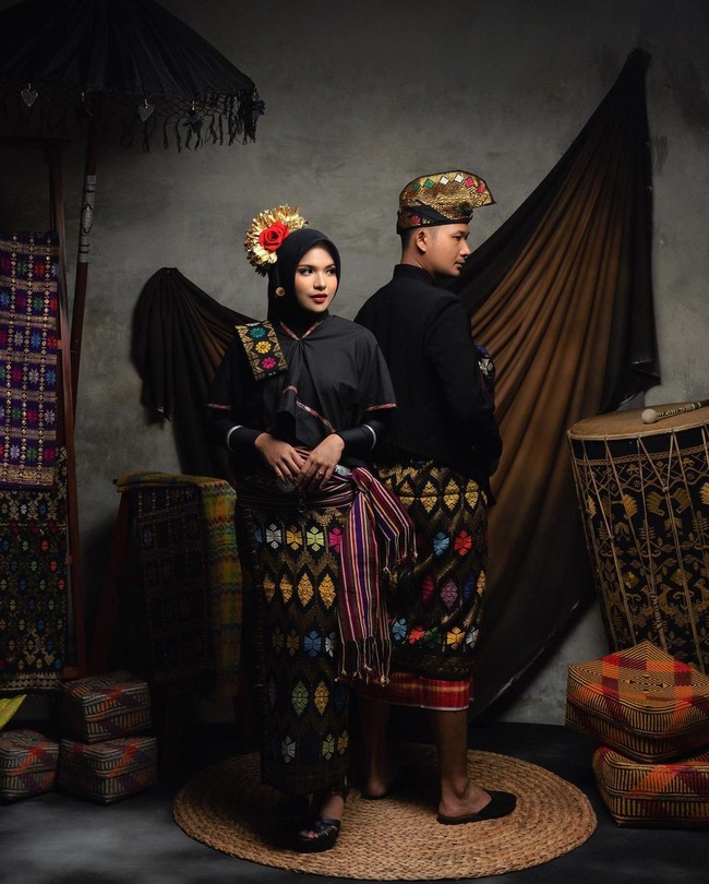 Salah satu foto memperlihatkan sejoli ini bersolek dengan busana serba hitam yang dipadu dengan tenun Lombok. Keduanya memberi penghormatan untuk Nusa Tenggara Barat, provinsi asal Zahwa. TGB Muhammad Zainul Majdi pernah menjadi gubernur NTB selama dua periode (2008-2018). (Foto: Instagram/zahwanadhira)