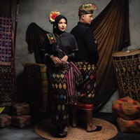 Salah satu foto memperlihatkan sejoli ini bersolek dengan busana serba hitam yang dipadu dengan tenun Lombok. Keduanya memberi penghormatan untuk Nusa Tenggara Barat, provinsi asal Zahwa. TGB Muhammad Zainul Majdi pernah menjadi gubernur NTB selama dua periode (2008-2018). (Foto: Instagram/zahwanadhira)