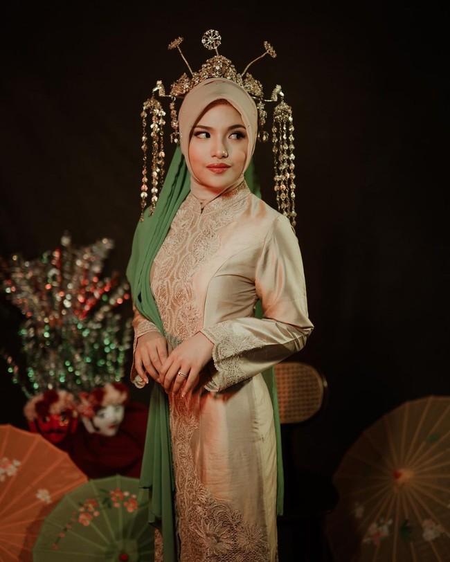 Di foto lainnya, Zahwa tampak dipotret dipotret dalam balutan kebaya bernuansa keemasan dengan latar boneka ondel-ondel. Netizen memujinya mirip peserta Abang-None Jakarta. (Foto: Instagram/zahwanadhira)