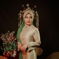 Di foto lainnya, Zahwa tampak dipotret dipotret dalam balutan kebaya bernuansa keemasan dengan latar boneka ondel-ondel. Netizen memujinya mirip peserta Abang-None Jakarta. (Foto: Instagram/zahwanadhira)